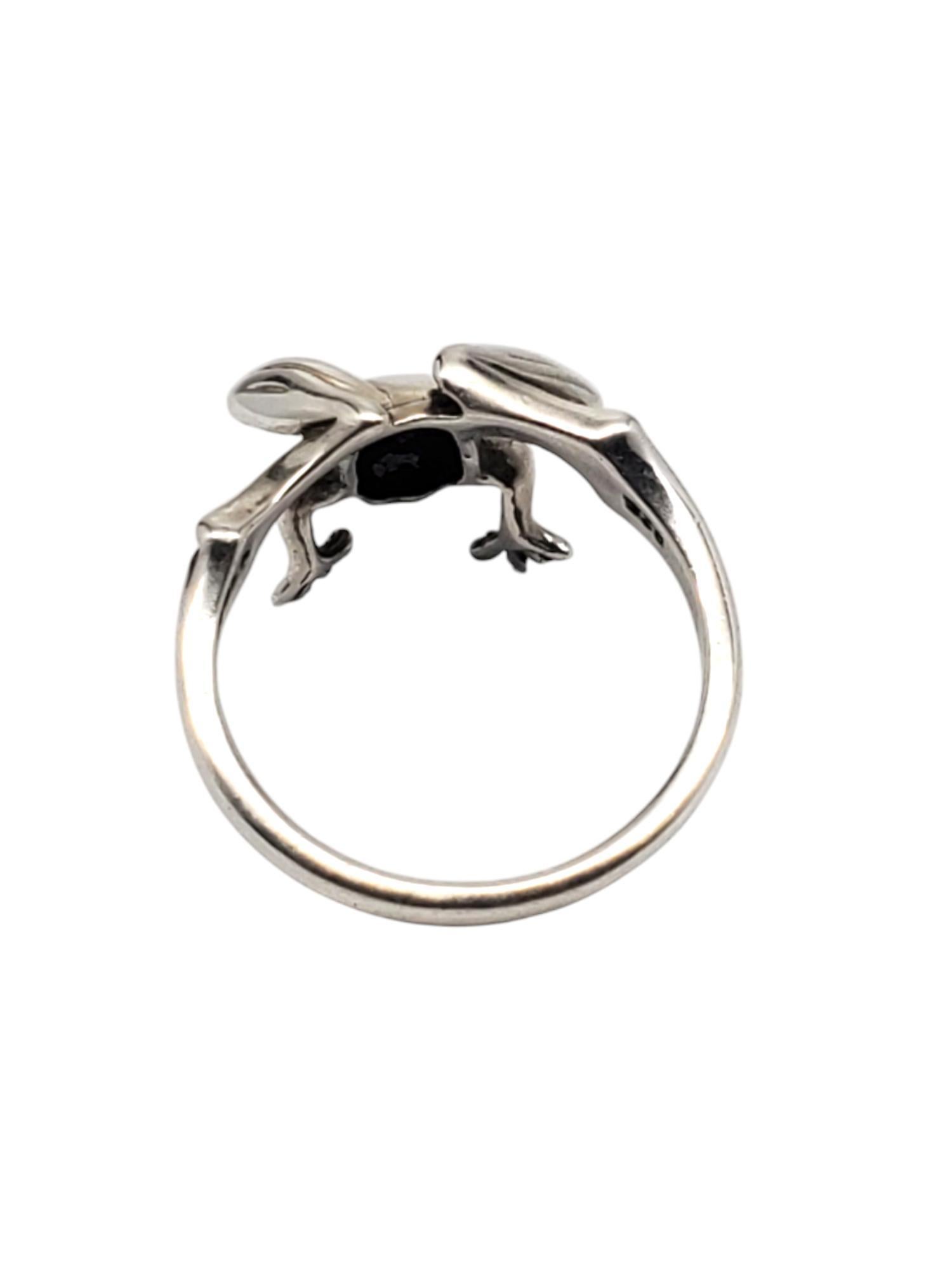 Kabana Sterling Silver Frog Ring -

This vintage ring features a frog jumping off the band in sterling silver by Kabana.

Shank: 2.36 mm

Size: 8

Stamped: KABANA 925

Weigh: 2.9 dwt / 4.63 gr

Very good condition, professionally polished.

Will