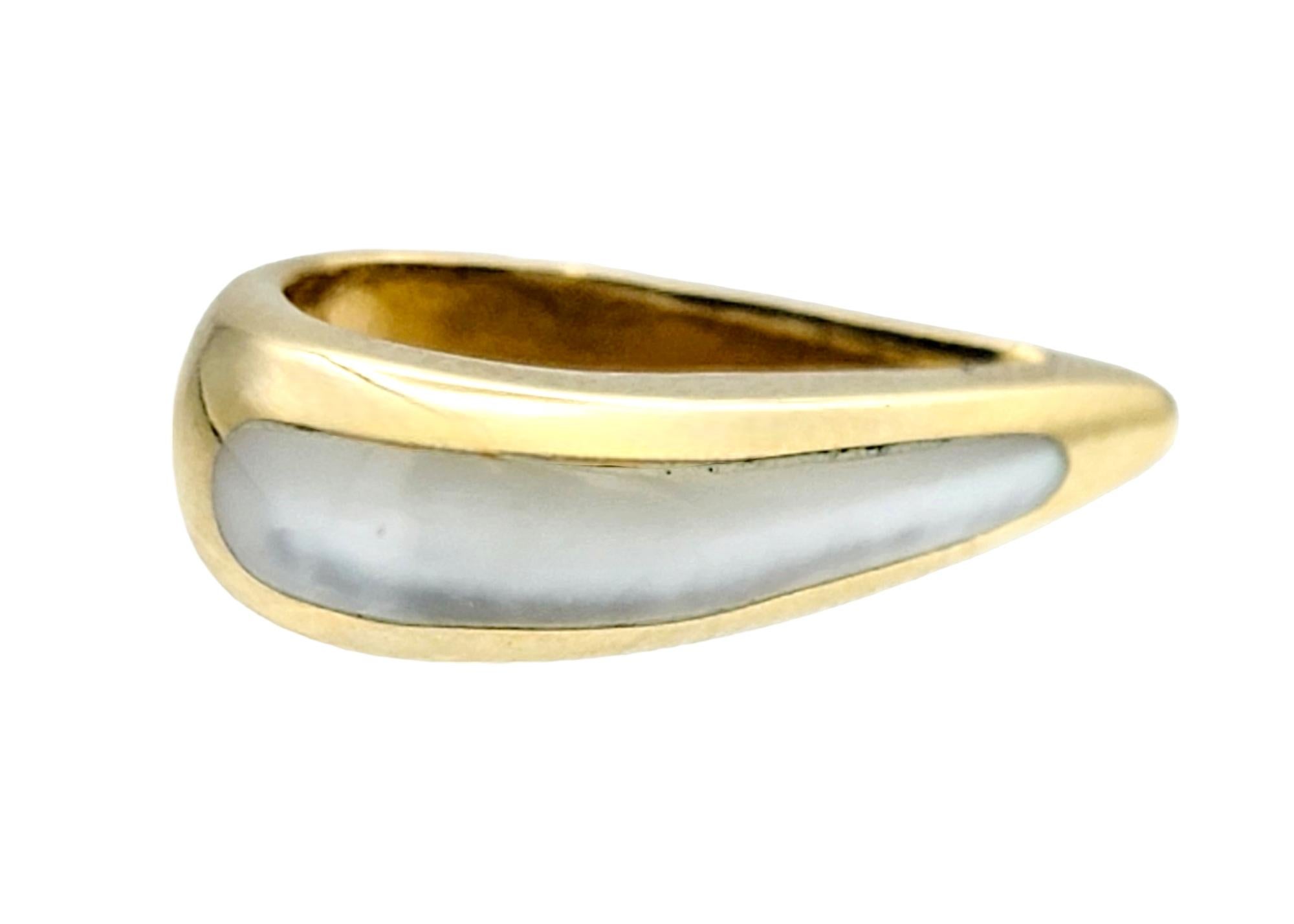 Dieser Kabana Anhänger aus 14 Karat Gold und Perlmutt ist ein atemberaubendes Schmuckstück, das mühelos Eleganz und Raffinesse vereint. Dieser mit tadelloser Kunstfertigkeit gefertigte Anhänger ist ein Beweis für Kabanas Engagement für