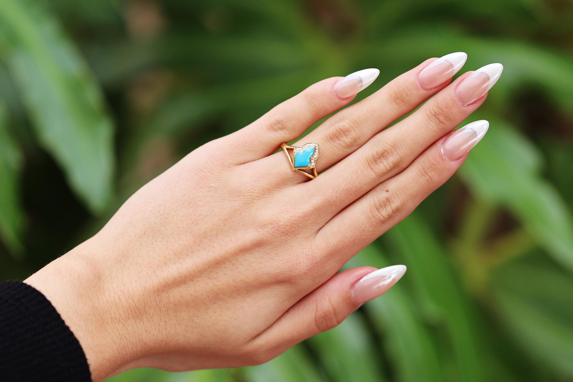 Dieser auffällige Ring aus Türkis und Diamanten ist das perfekte Geschenk für sie. Das bekannte Studio Kabana aus New Mexico hat eine interessante Arabeske aus einem reinen und glänzenden Türkis geschnitzt, die von 17 Brillanten in 14 Karat Gelbgold