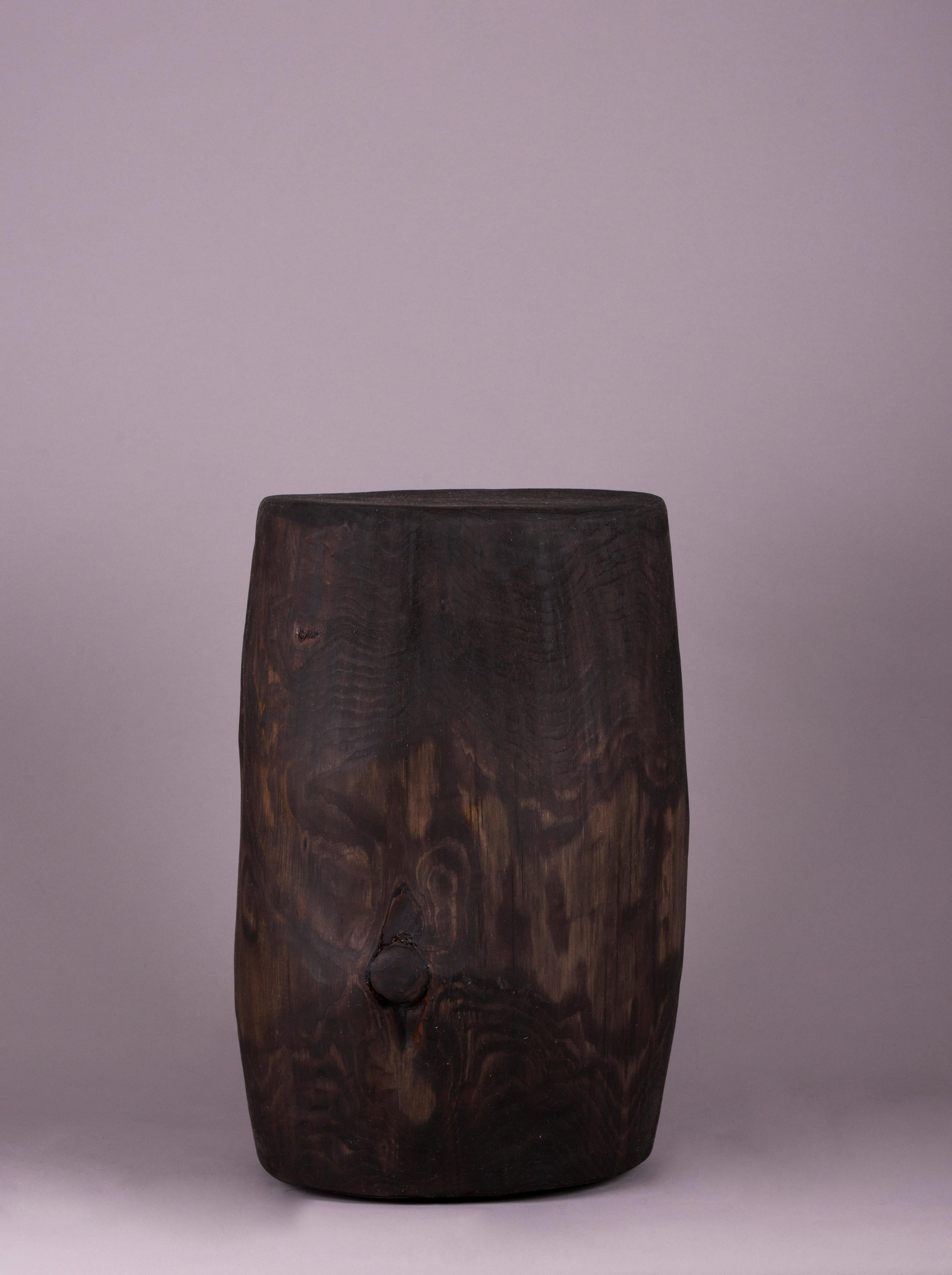 Kabuk couchtisch von Rectangle Studio
Abmessungen: B 27 x H 49 cm 
MATERIALIEN: Massives Kiefernholz, Walnussholzöl

Kabuk ist ein alternatives Produkt mit skulpturalem Aussehen, das mit seiner modernen Struktur sowohl als Couchtisch als auch als