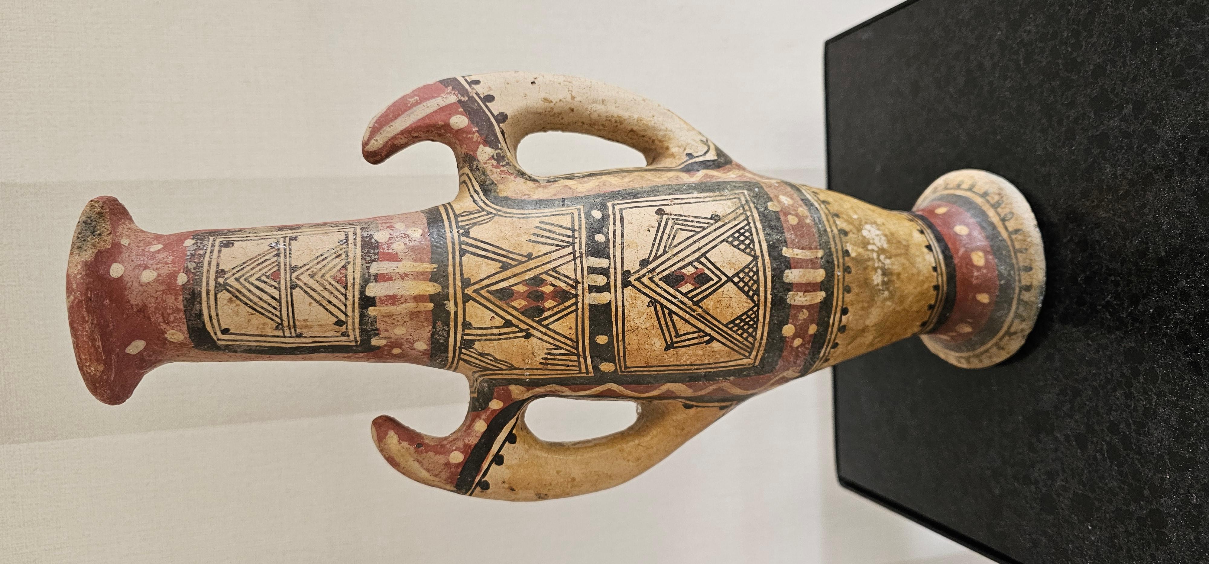 Si tratta di un vaso di presentazione molto fine e delicato, proveniente dal popolo berbero delle montagne dell'Atlante in Algeria. Cotti con argilla locale e dipinti a mano con pigmenti ricavati dalla terra della zona. Questo pezzo sarebbe stato