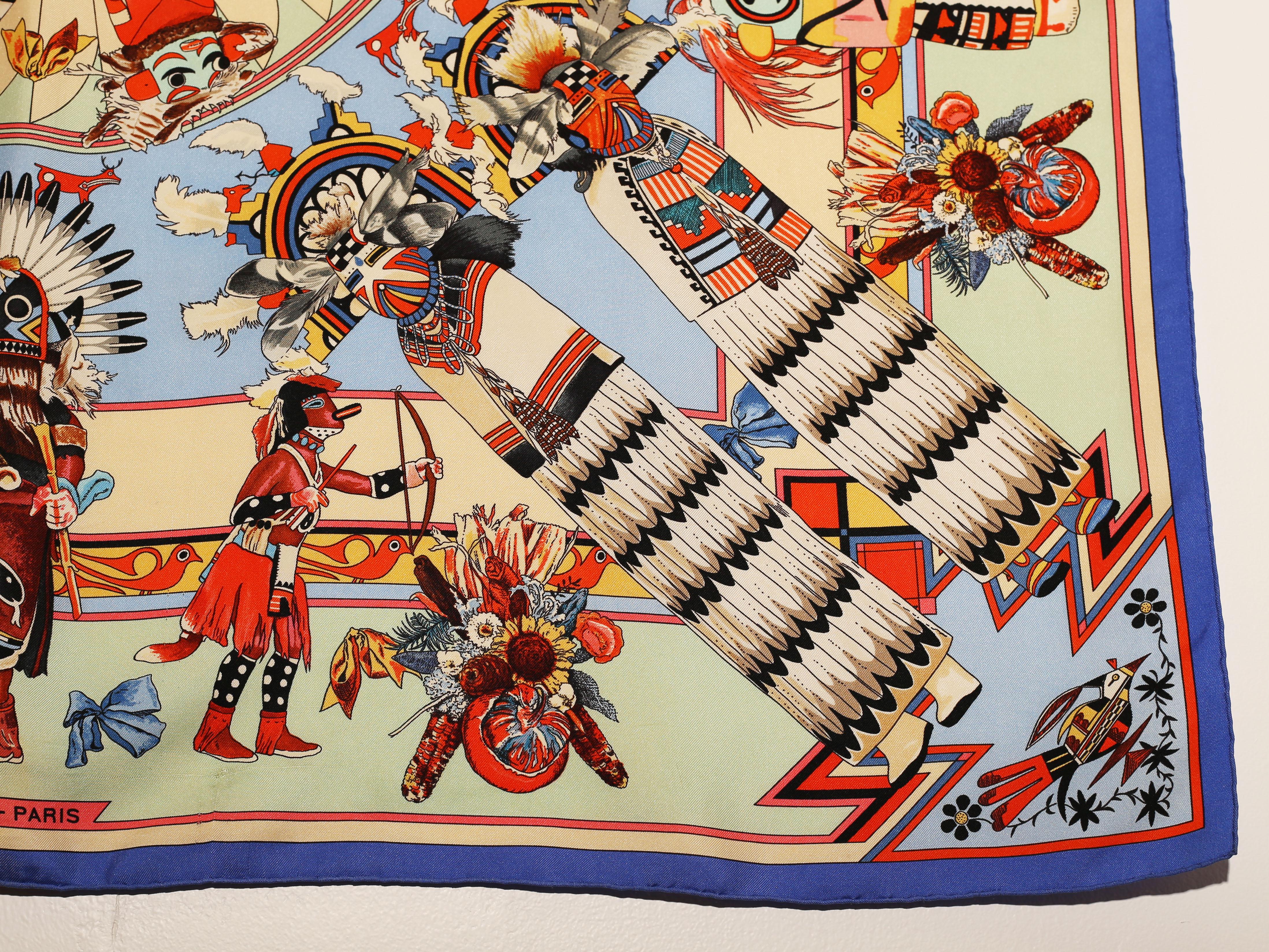 Sciarpa Kachinas Hermes di Kermit Oliver  1992 Parigi, Made In France 
Secondo la mitologia indiana Pueblo, un Kachina è uno spirito ancestrale divinizzato o una persona che lo rappresenta nelle danze cerimoniali.  Questo carretto è pieno di