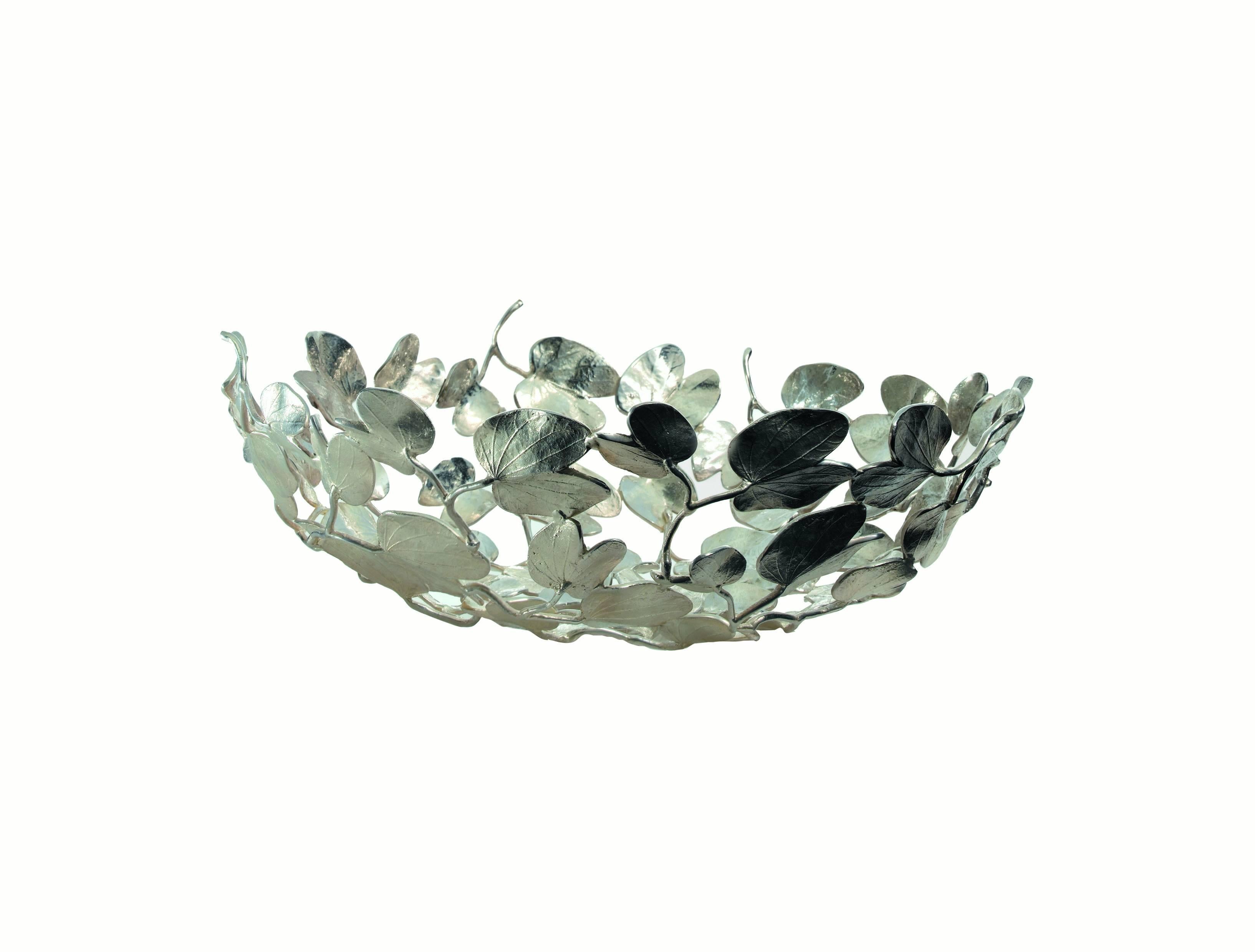 An arrangement of flowers or leaves tied together with a collection of small branches. These are the precious, bowl-shaped, centerpieces created by Mann Singh in silver-plated brass.

Mann Singh comes from far away, from the land of the Sikhs in