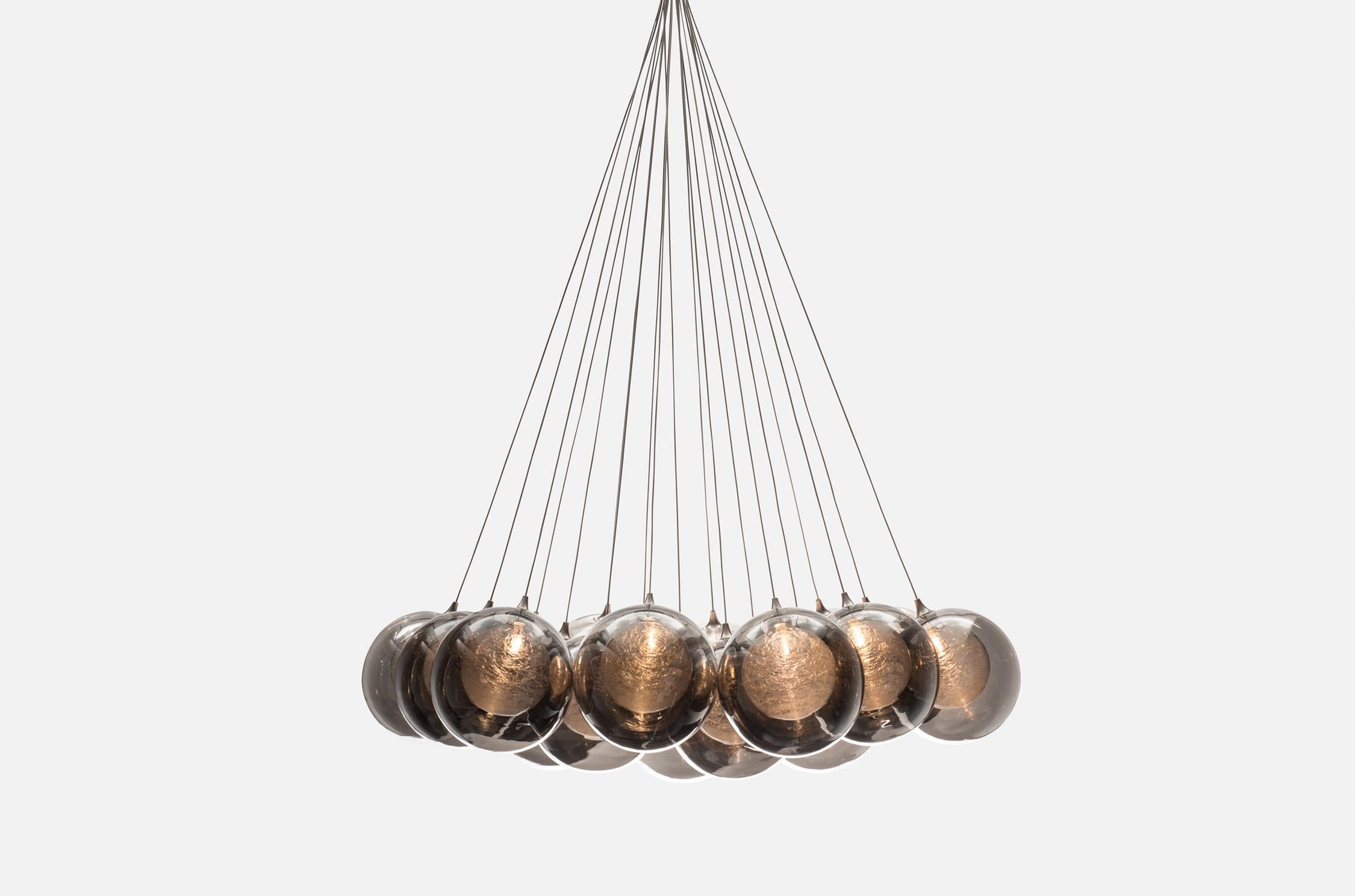 Handgeblasene Glaspendelleuchten. 19 Cluster-Glas-Pendelleuchten auf 18