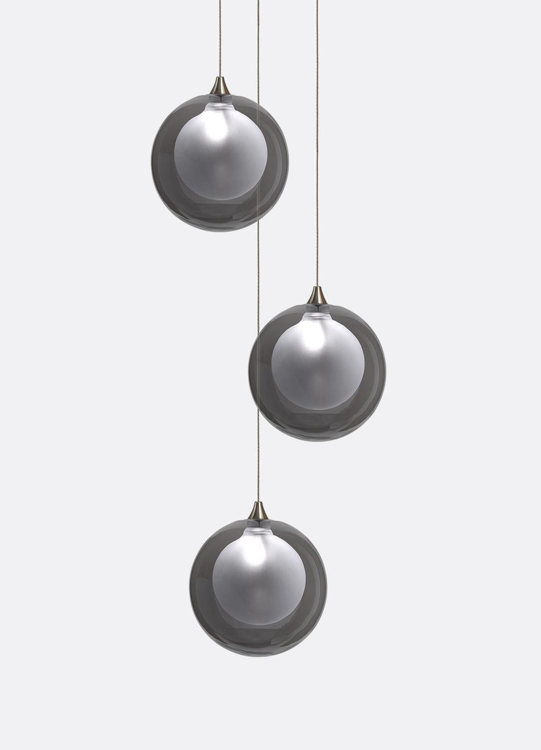 Handgeblasene Glaspendelleuchten. 3 Glas-Pendelleuchten auf 8