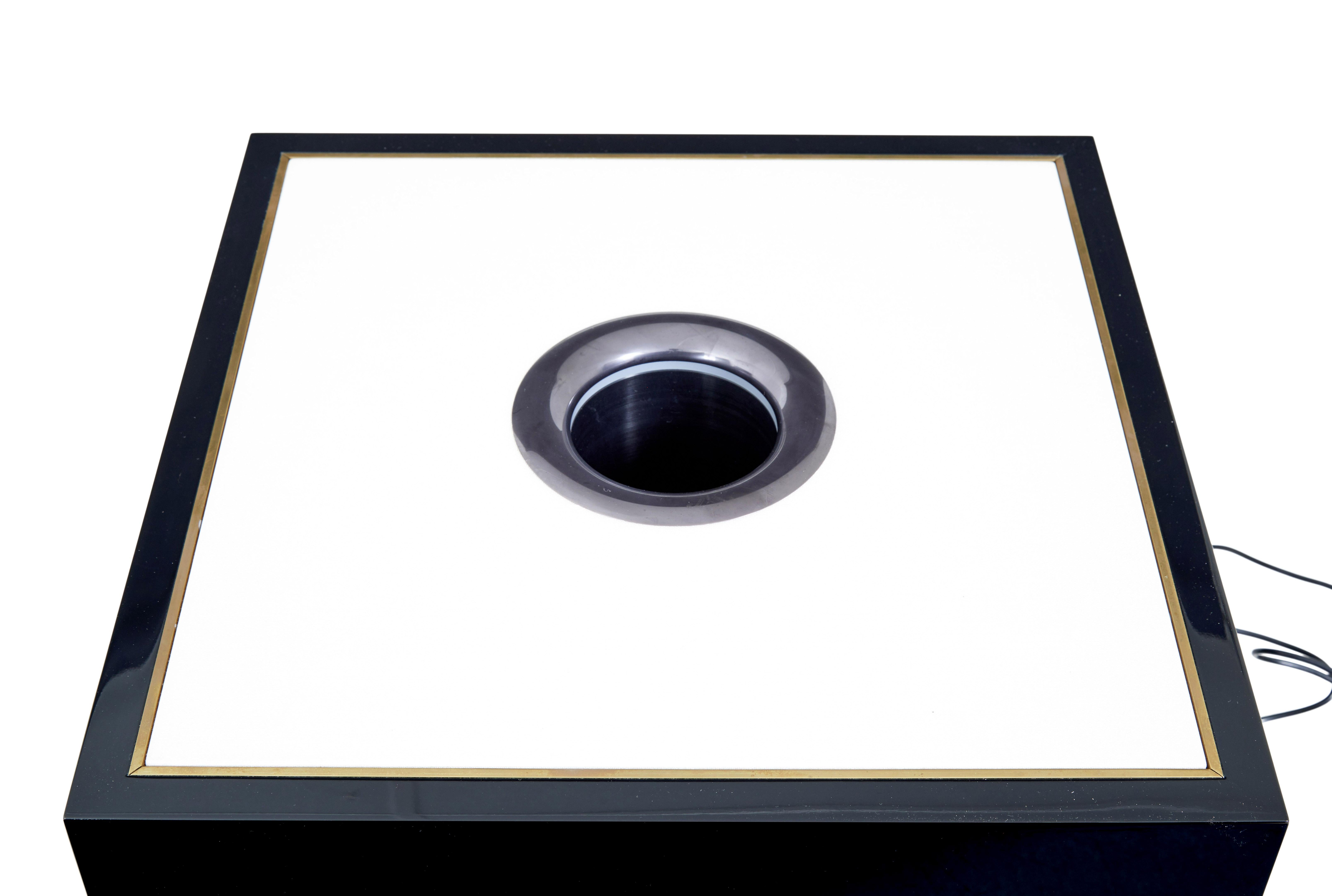Table d'appoint équipée d'un refroidisseur de vin Kaelo circa 2010.

Nous vous proposons ici une table d'appoint de bar unique qui a été fabriquée sur mesure pour présenter les utilisations potentielles et les idées de conception du refroidisseur de