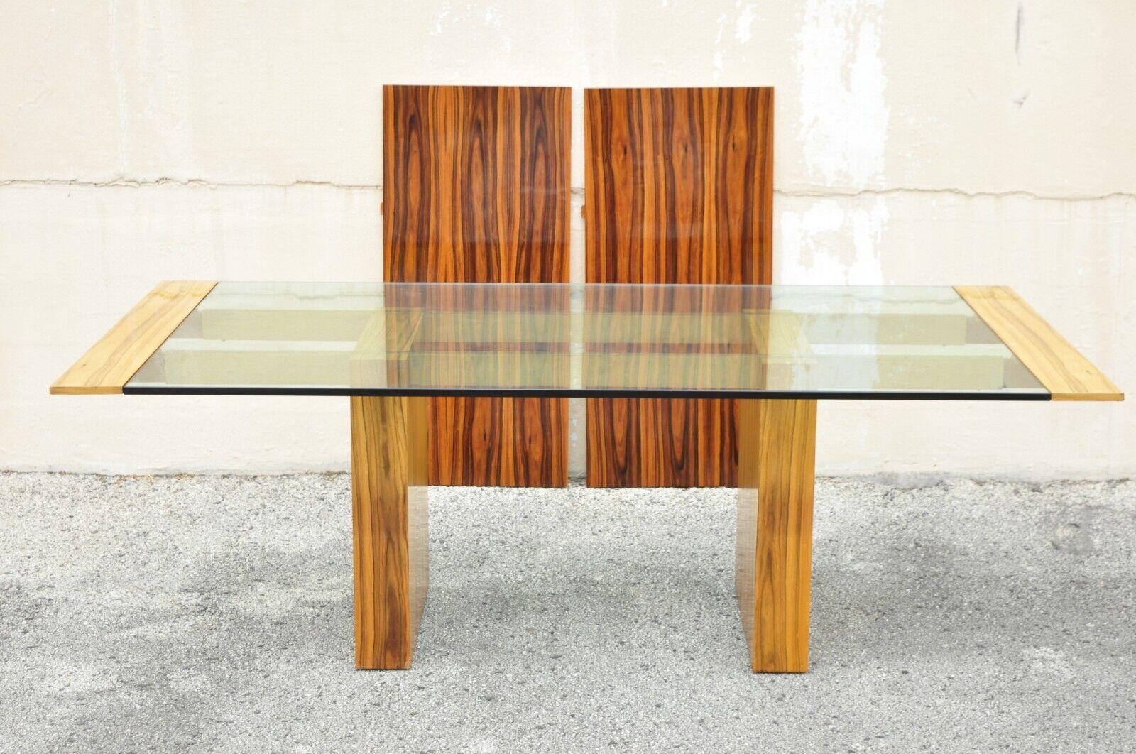 Ausladender Esstisch mit Glasplatte aus lackiertem Palisander und Messing, Vladimir Kagan zugeschrieben. Das Möbelstück hat eine dicke Glasplatte, einen doppelten Sockel, Stützen und Halterungen aus Messing/Bronze, eine schöne Holzmaserung, klare