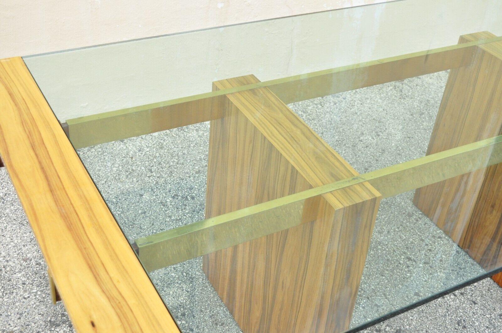 Kagan Esstisch mit freitragender Glasplatte aus lackiertem Palisander und Messing (Furnier) im Angebot
