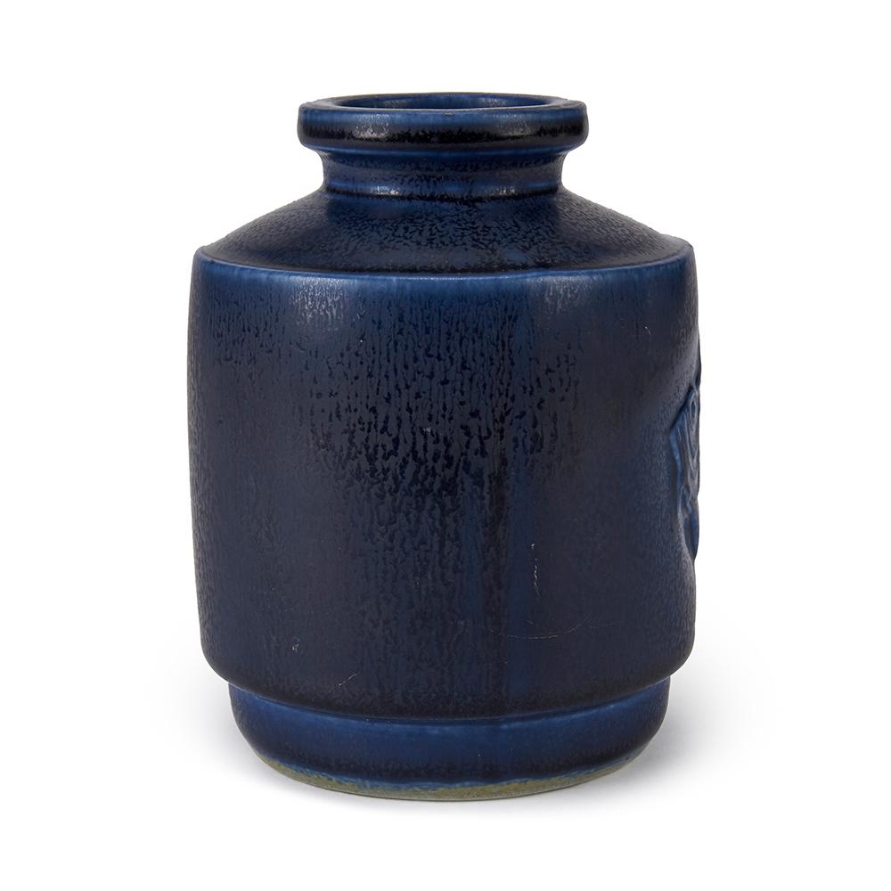 Un beau vase vintage en grès Gustavsberg suédois émaillé bleu, moulé en relief avec un grand poisson, conçu par Wilhelm Kage. Le vase porte l'inscription KAPA Kage Verk Stad à la base ainsi qu'une étiquette originale en papier sur la marque