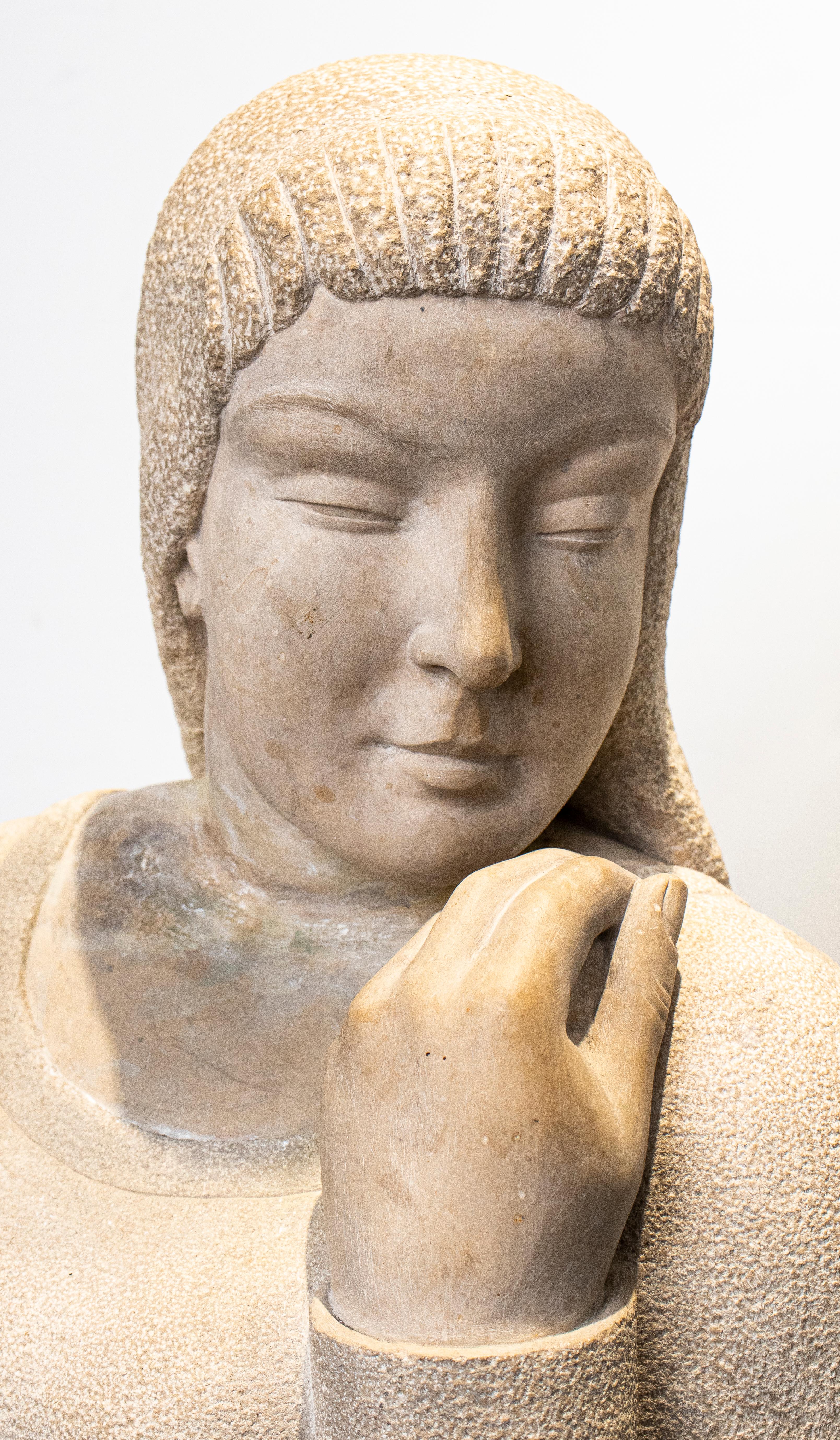 Moderne Sculpture de femme moderniste Kahan en pierre sculptée signée en vente