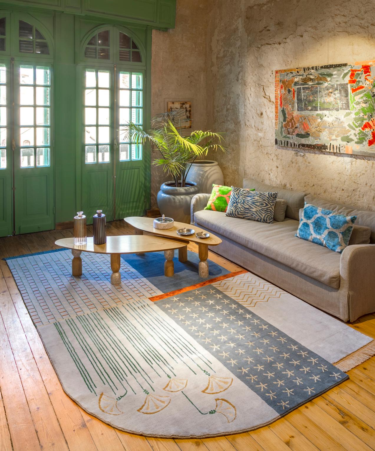 Kahhal Looms Blauer geblümter handgeknüpfter Teppich 300x200cm von Shewekar (21. Jahrhundert und zeitgenössisch) im Angebot