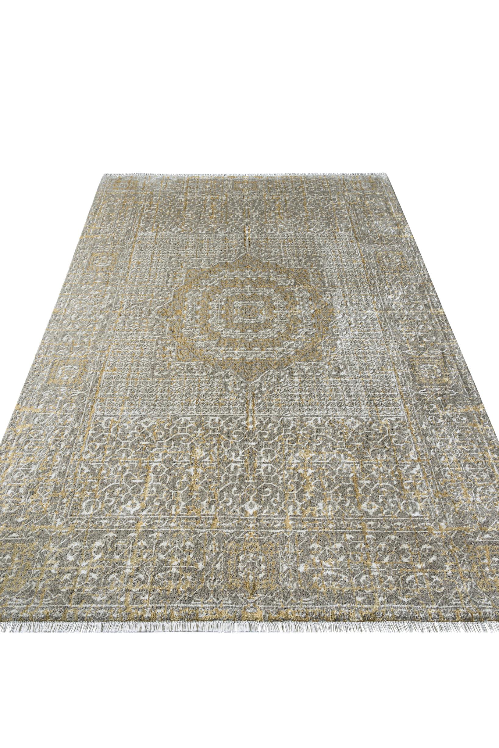 A propos du tapis :
Il s'agit d'un tapis noué à la main avec 160 000 nœuds par mètre carré dans une construction à double nœud. Il est composé d'un fil de dessus en laine égyptienne avec des incrustations de soie de bambou, et d'une chaîne et d'une