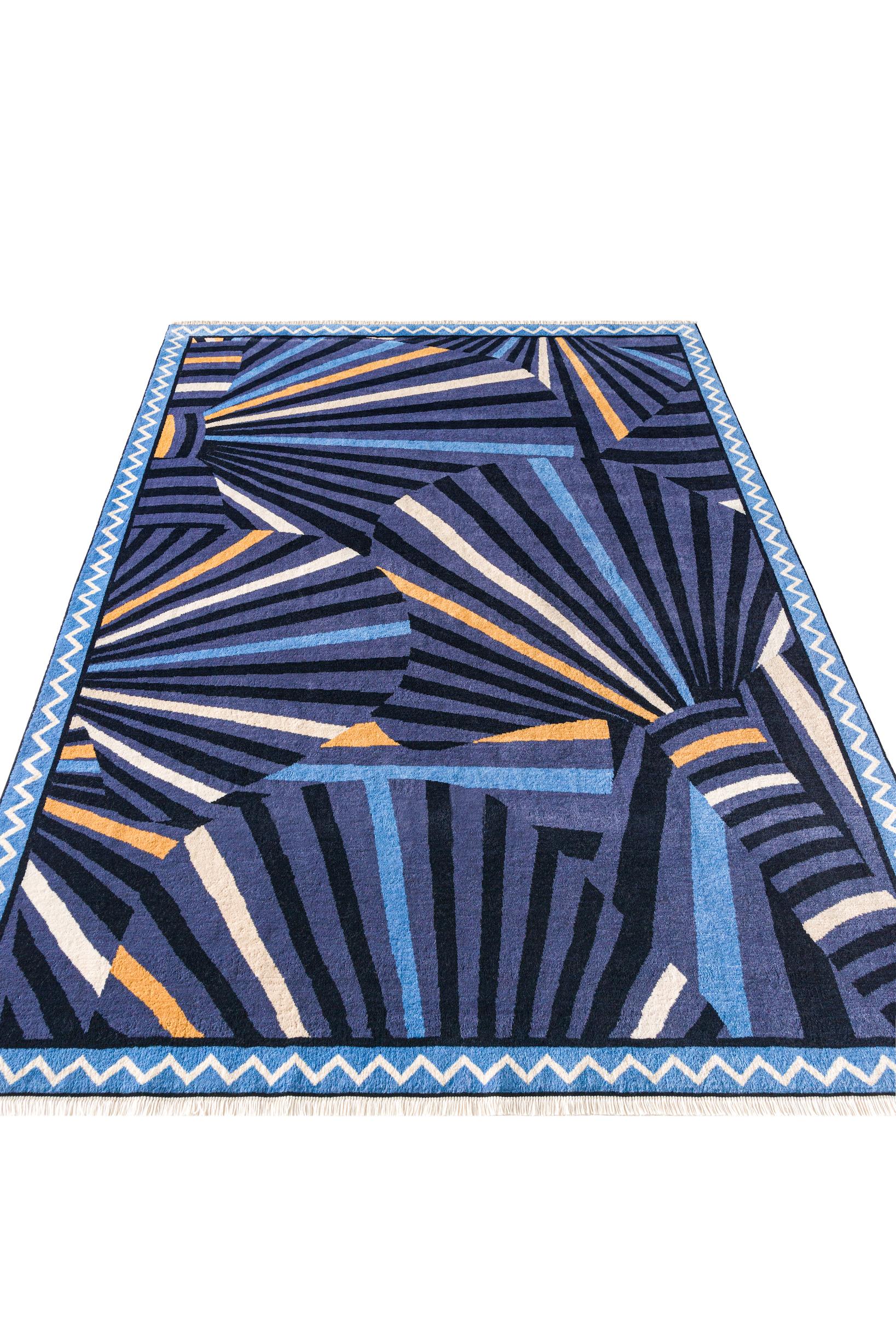 Über den Teppich:
Dieser handgeknüpfte Teppich hat 160.000 Knoten pro Quadratmeter, eine Doppelknotenkonstruktion und besteht aus 100 % neuseeländischer Wolle für das Obermaterial und 100 % ägyptischer Baumwolle für Kette und Schuss. Die Florhöhe