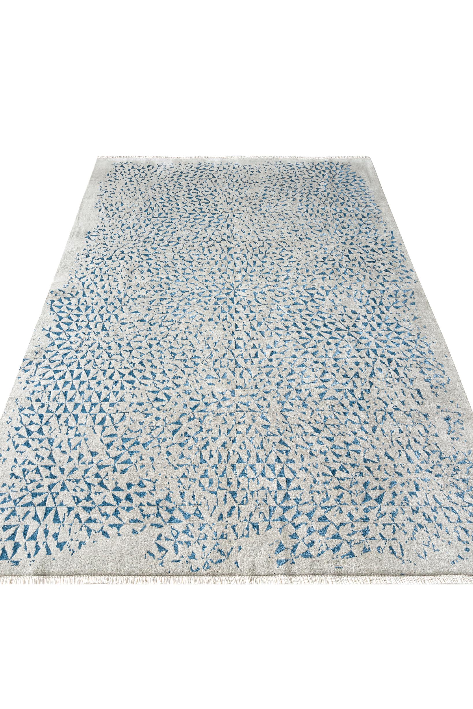 Über den Teppich:
Dies ist ein handgeknüpfter Teppich mit 160.000 Knoten pro Quadratmeter in einer Doppelknotenkonstruktion. Das Obermaterial besteht aus ägyptischer Wolle mit Bambusseideneinlagen, Kette und Schuss sind aus 100 % ägyptischer