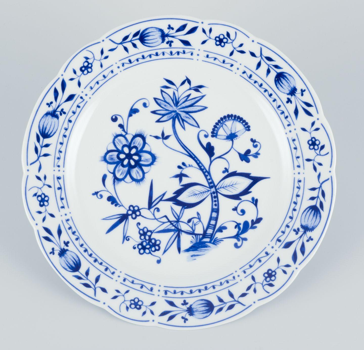 Gebrauchte Waren sind für US-Kunden von den Einfuhrzöllen befreit. 
Daher fallen für Ihren Kauf keine Einfuhrzölle an.

Kahla, Deutschland.
Ein Satz von fünf Tellern aus Porzellan.
Dekoration mit blauen Zwiebeln.
Ca. 1970er Jahre.
Markiert: Kahla,