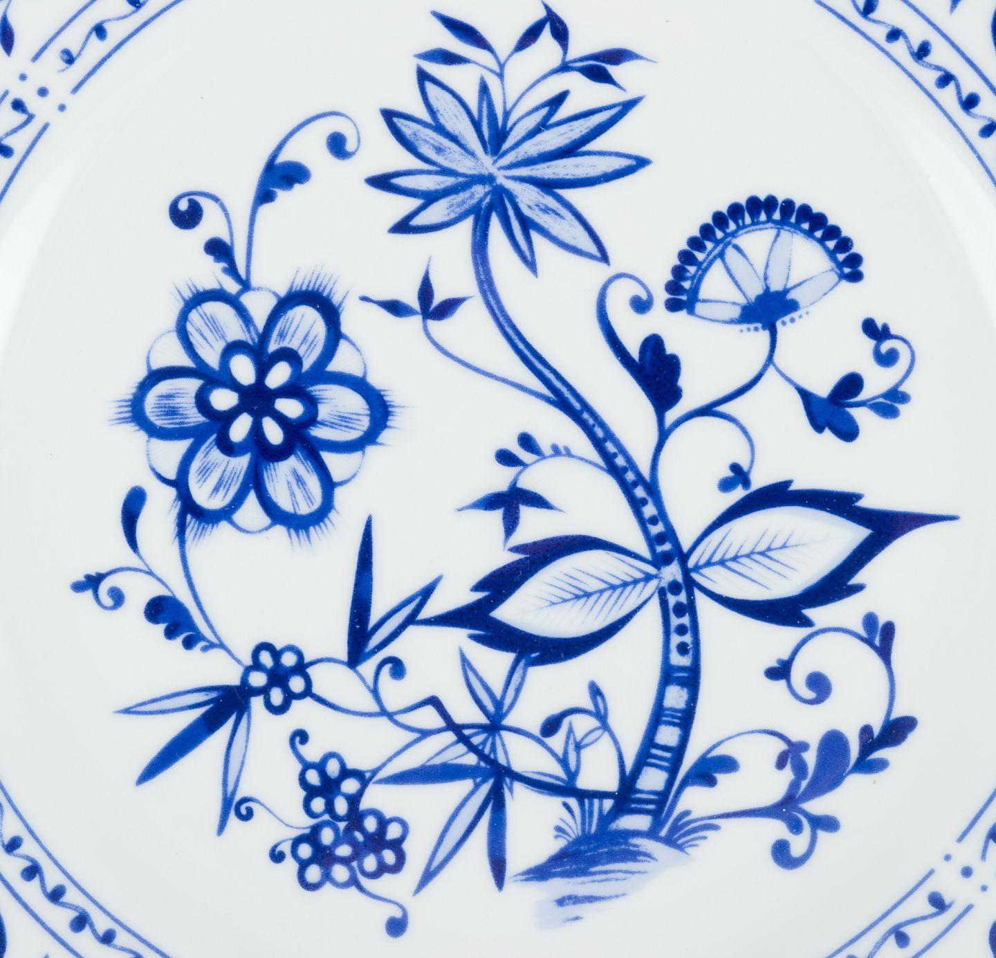 Kahla, Deutschland. Ein Satz von fünf Tellern aus Porzellan. Dekoration mit blauen Zwiebeln. im Zustand „Hervorragend“ im Angebot in Copenhagen, DK