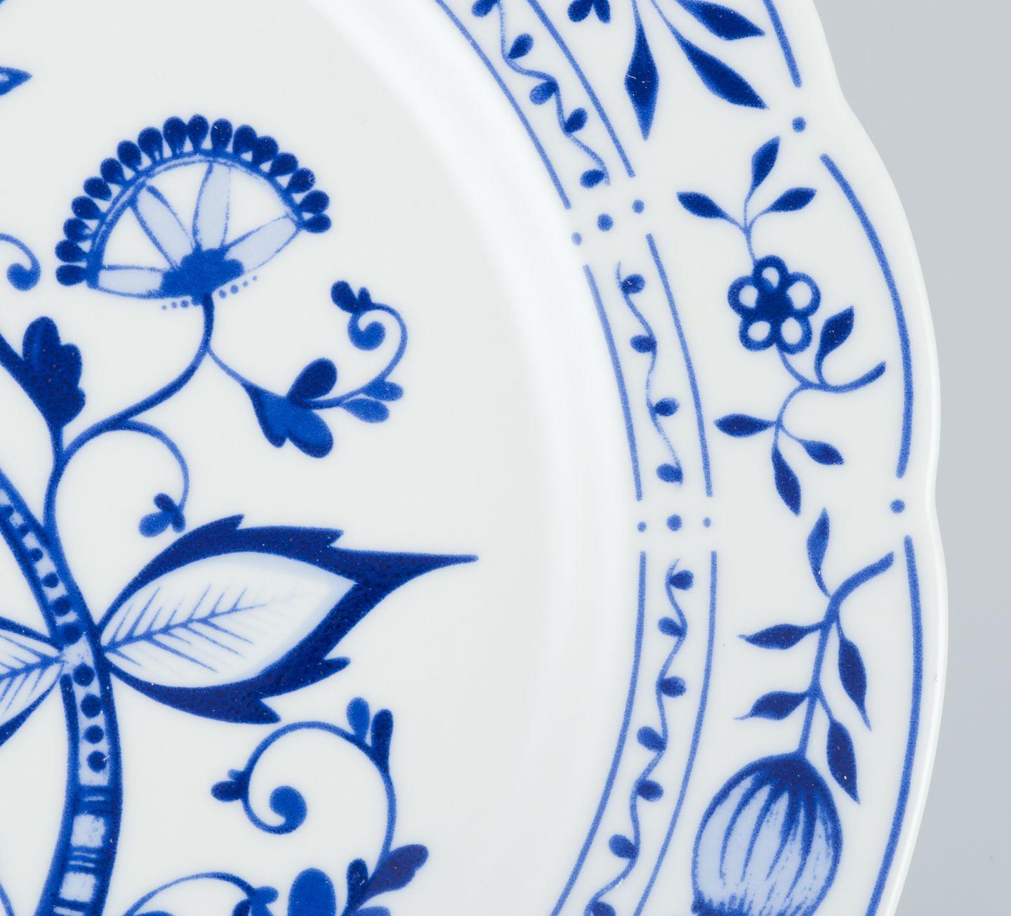 Kahla, Deutschland. Ein Satz von fünf Tellern aus Porzellan. Dekoration mit blauen Zwiebeln. (Ende des 20. Jahrhunderts) im Angebot