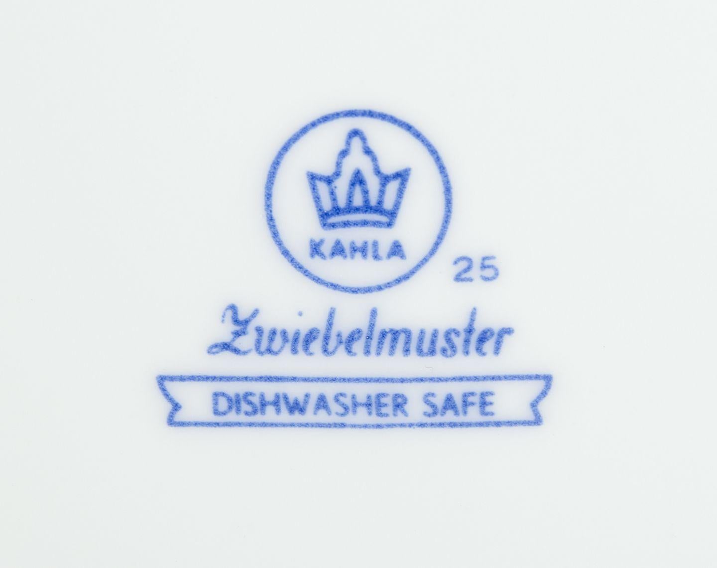 Kahla, Deutschland. Ein Satz von fünf Tellern aus Porzellan. Dekoration mit blauen Zwiebeln. im Angebot 1