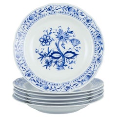 Kahla, Germania. Set di sei piatti fondi in porcellana. Decorazione con cipolla blu.
