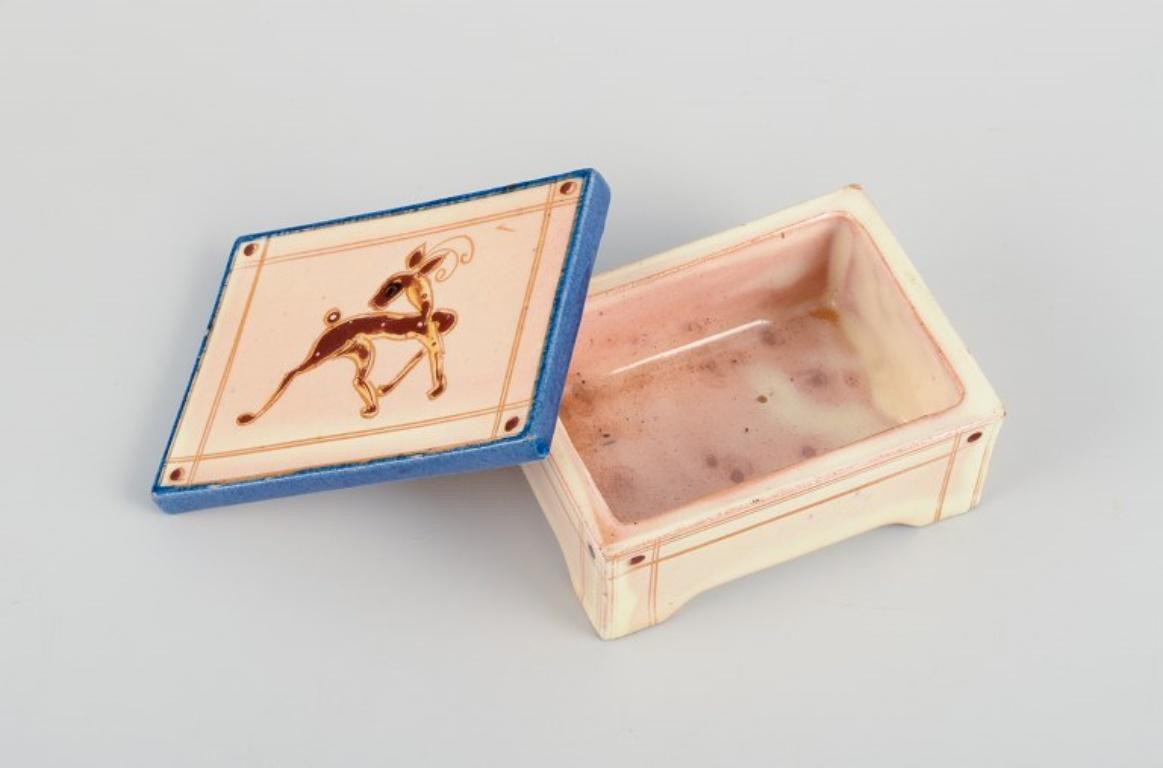 Kähler, eine Miniaturvase und ein Behälter mit Deckel. Handdekoriert. 1940s. (Handbemalt) im Angebot