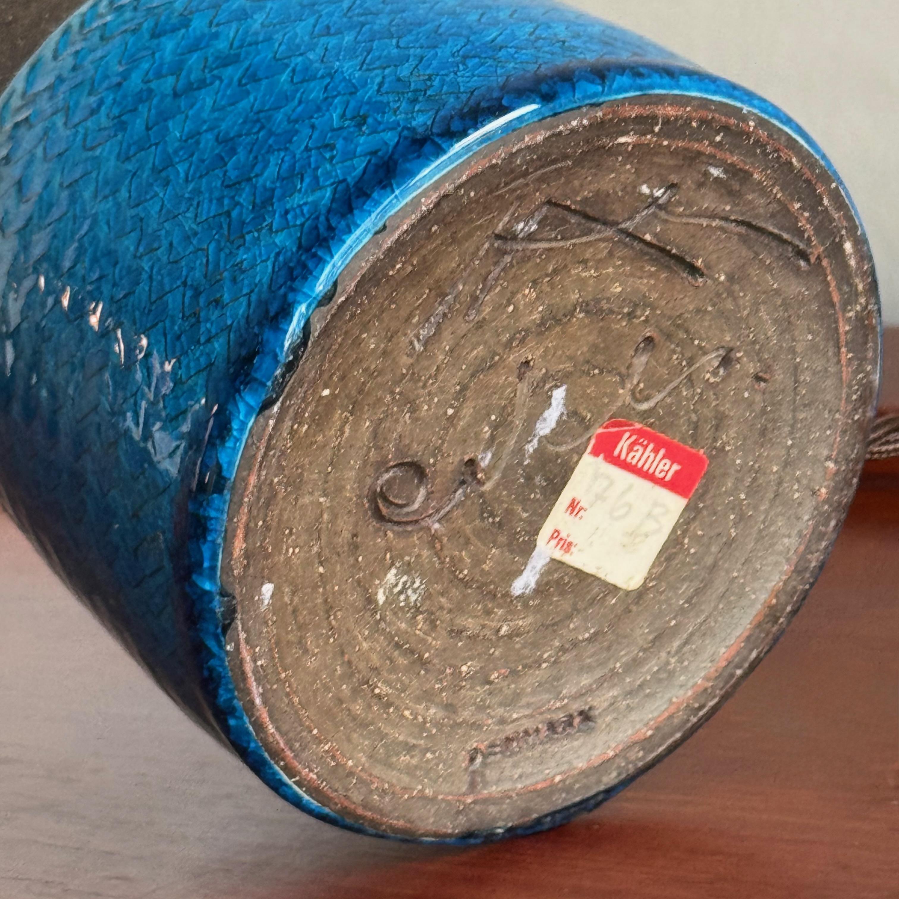 Lampe de table en grès fabriquée par Kähler Keramik dans les années 1950. La base de cette lampe en grès est recouverte d'une glaçure bleue vive, qui effleure la texture incisée dans la céramique. Cet équilibre entre les zones émaillées et non