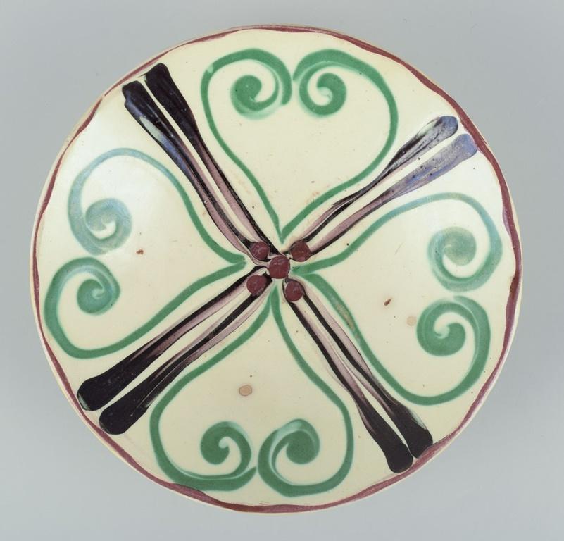 Pre-owned goods are exempt from import duties for U.S. customers. 
Therefore, no import tariffs will be applicable to your purchase.

Kähler, ceramic bowl.
Cow horn technique on cream coloured base.
Circa 1930s
Marked.
In excellent condition, older