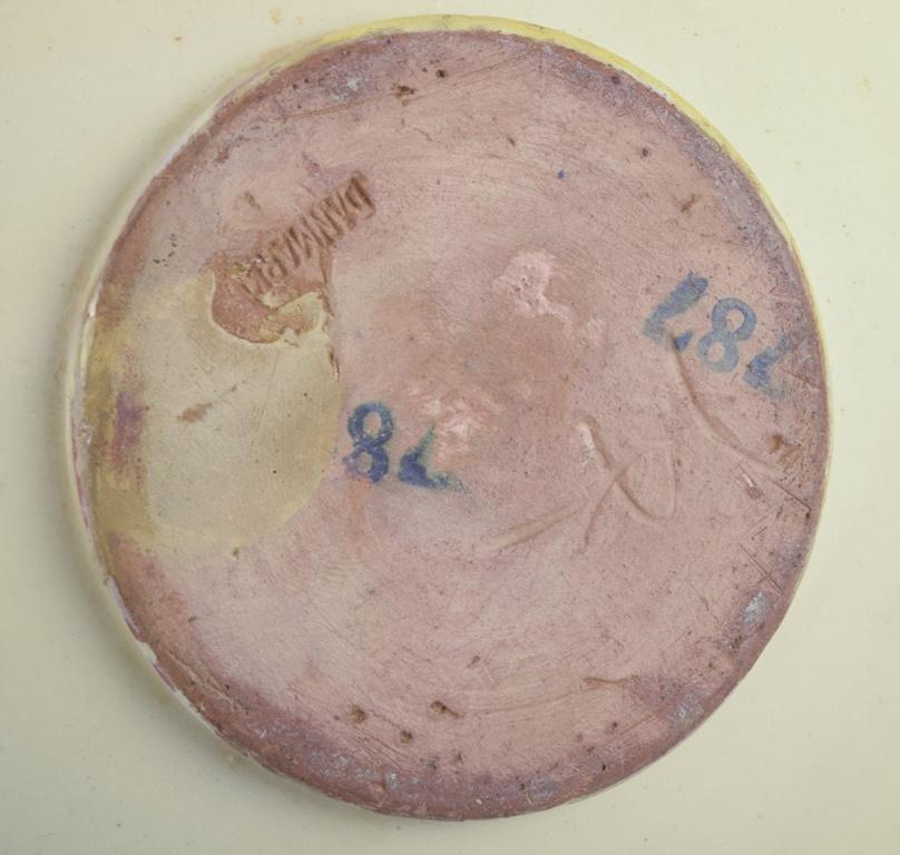 Kähler, ceramic bowl. Cow horn technique on cream coloured base. Circa 1930s In Excellent Condition For Sale In København, Copenhagen