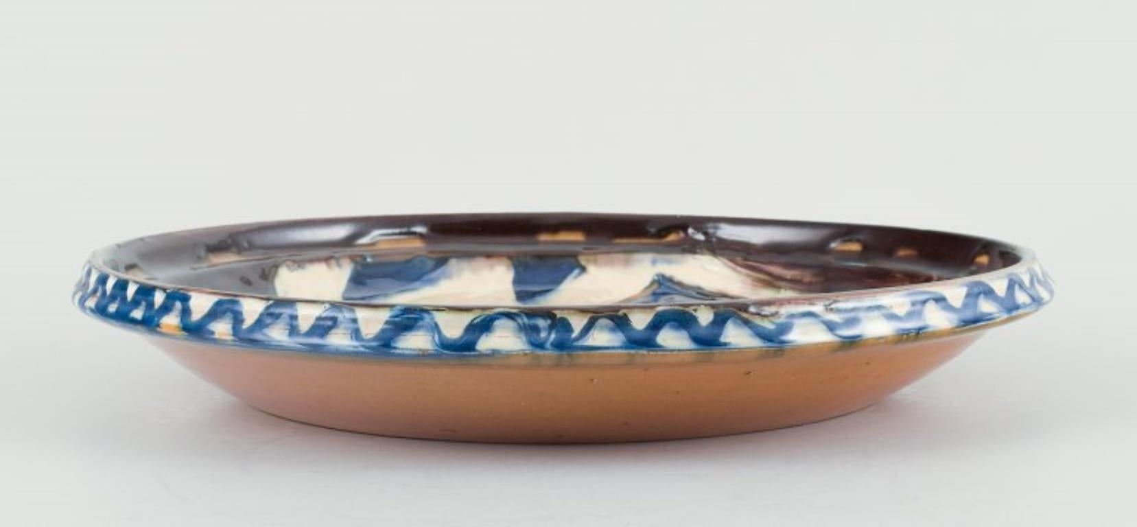 Kähler ceramic dish in cow horn technique. Abstract motif. Ca 1930s In Good Condition For Sale In Copenhagen, DK