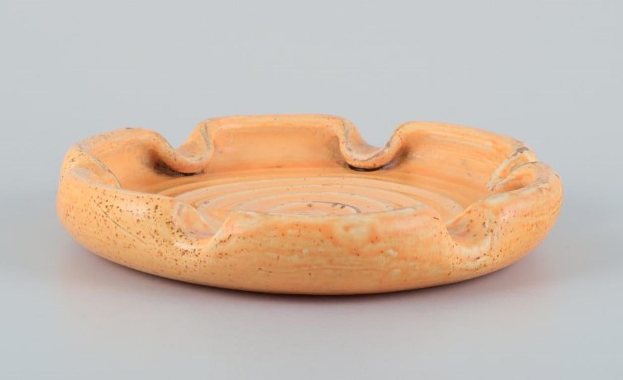 Kähler ceramic dish in uranium glaze. Spiral-shaped motif.
Approximately from 1930.
Marked.
In excellent condition with a few minor chips on the edge. See photo.
Dimensions: Diameter 20.5 cm x Height 3.5 cm.