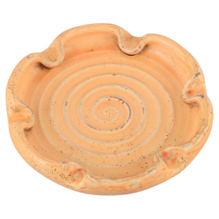 Plat en céramique Kähler en émail uranium. Motif en forme de spirale. Environ 1930