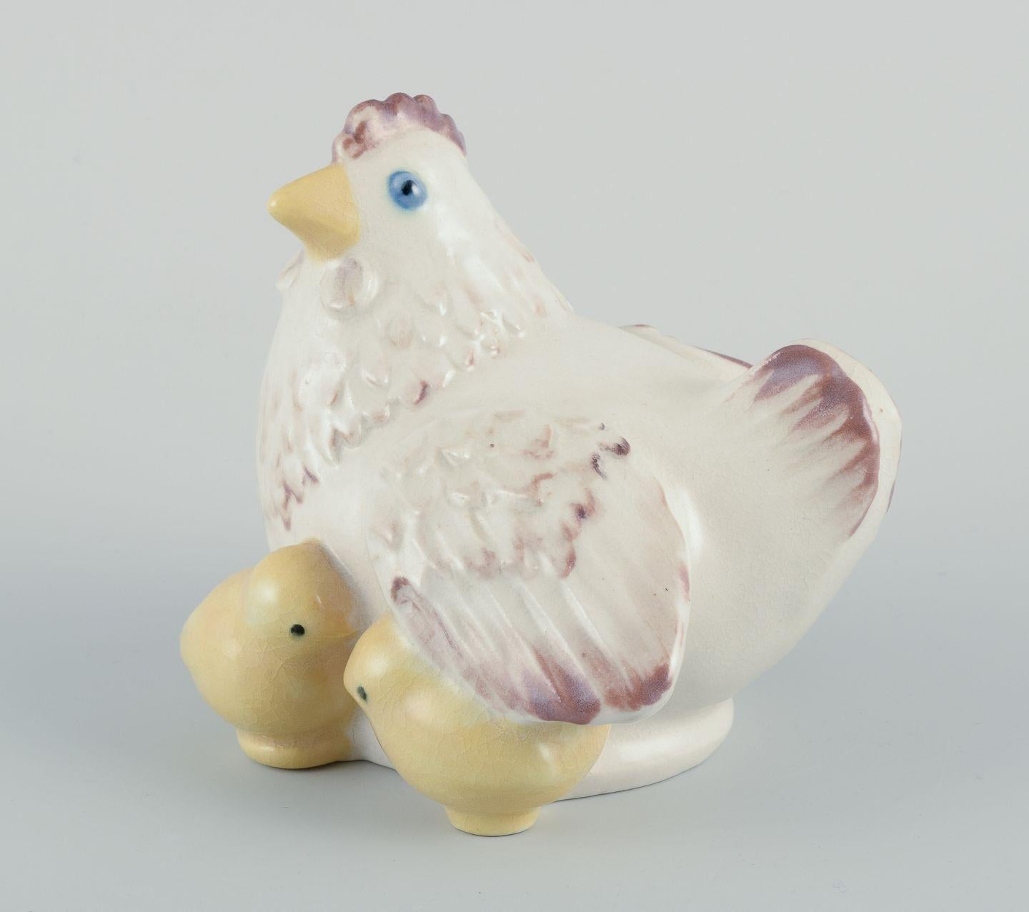 Pre-owned goods are exempt from import duties for U.S. customers. 
Therefore, no import tariffs will be applicable to your purchase.

Kähler ceramic figurine of a hen with chicks.
Hand-glazed.
Dating: 20th Century
Marked.
In excellent condition with