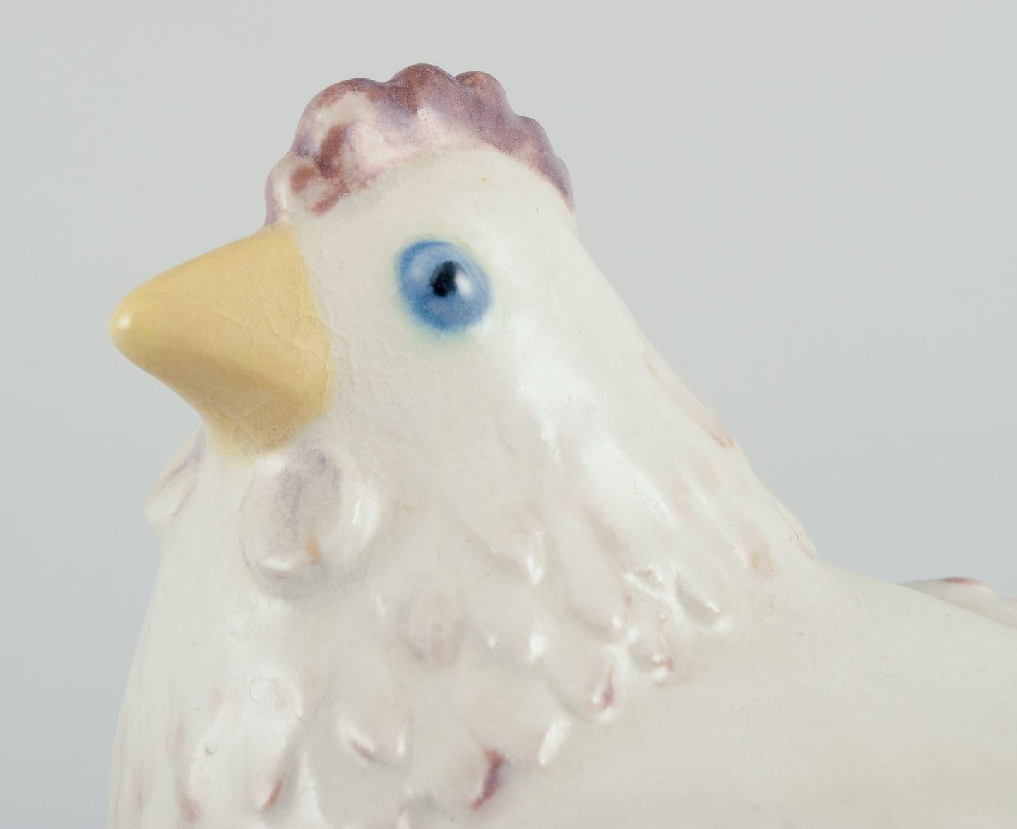 Kähler, ceramic figurine of a hen with chicks. Hand-glazed. In Excellent Condition For Sale In Copenhagen, DK