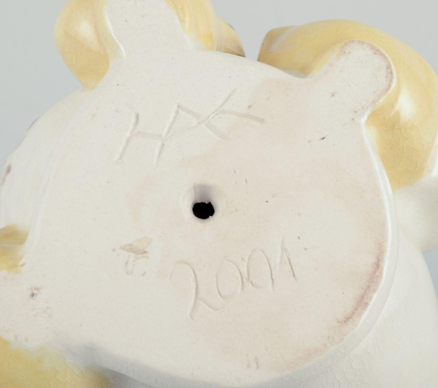 20th Century Kähler, ceramic figurine of a hen with chicks. Hand-glazed. For Sale