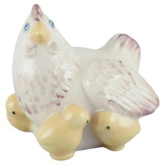 Kähler, figurita de cerámica de una gallina con pollitos. Esmaltado a mano.