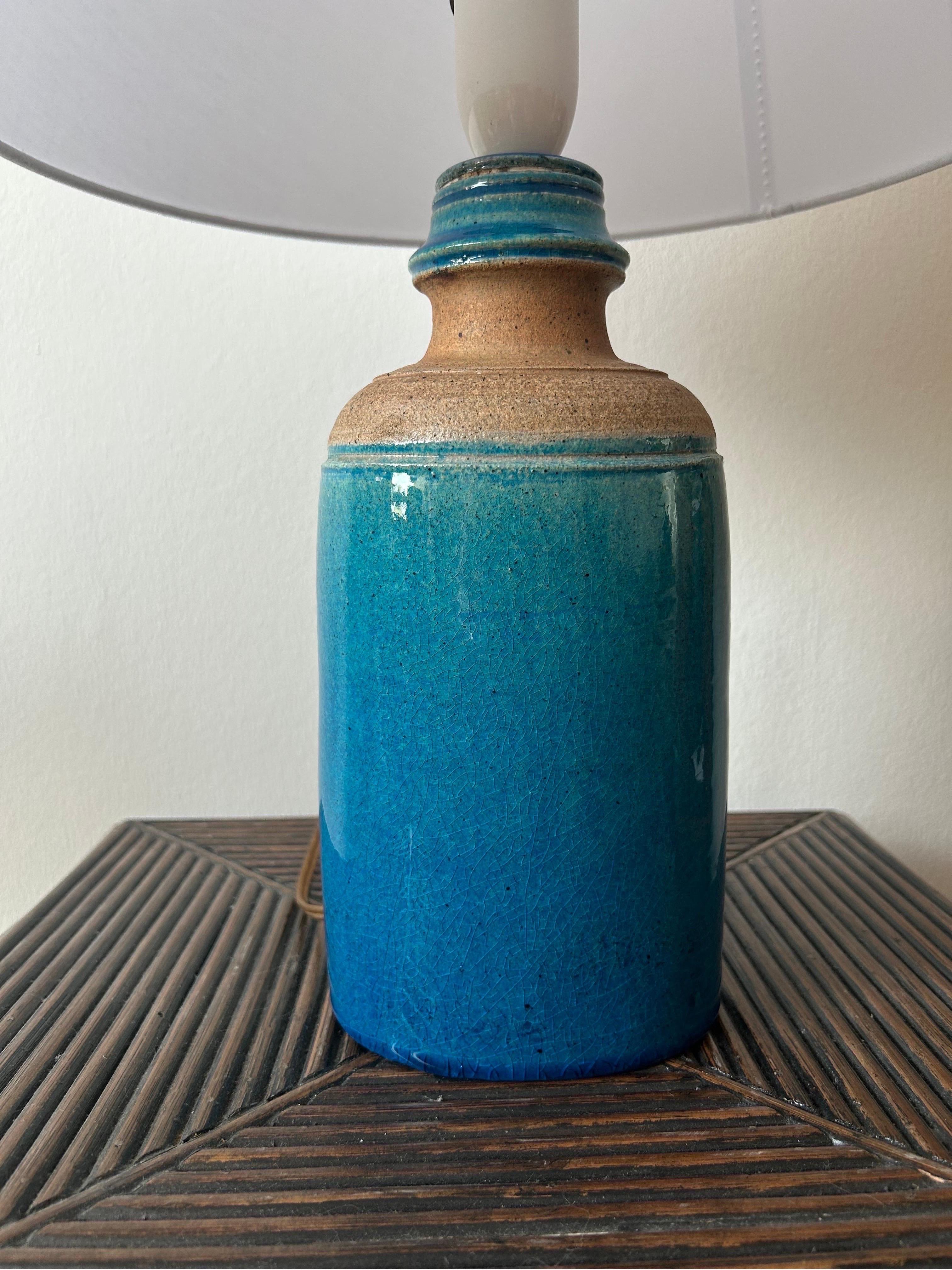 Rare lampe de table de forme ovale en céramique Kähler avec la glaçure bleue classique de Kähler, provenant du Danemark dans les années 1960.


Kähler Keramik est une entreprise de céramique danoise, originaire de Næstved.
La céramique de Kähler