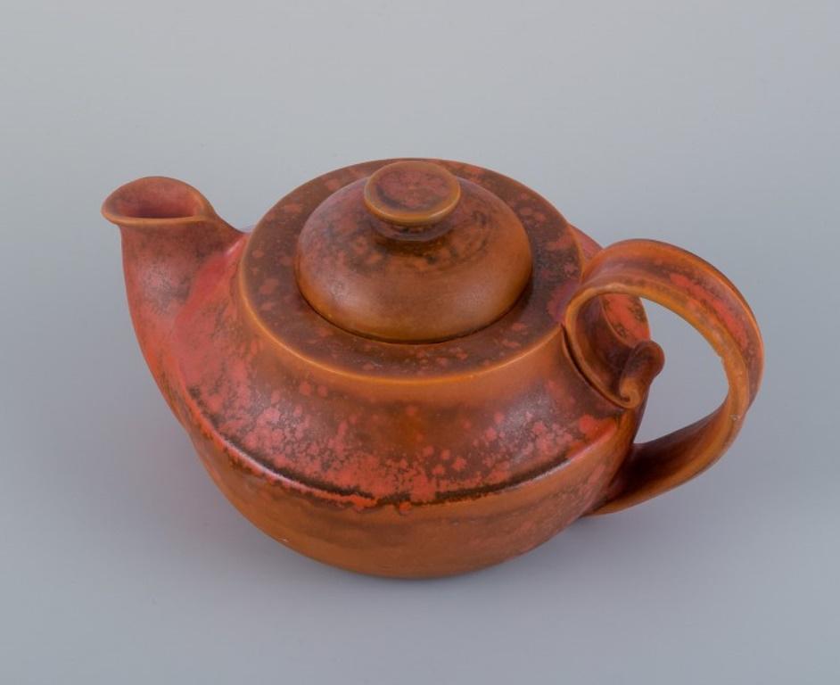 Kähler, ceramic teapot with uranium glaze.
Mid-20th century.
Perfect condition.
Marked.
Dimensions: H 13.0 x 22.5 cm. (including handle and spout)