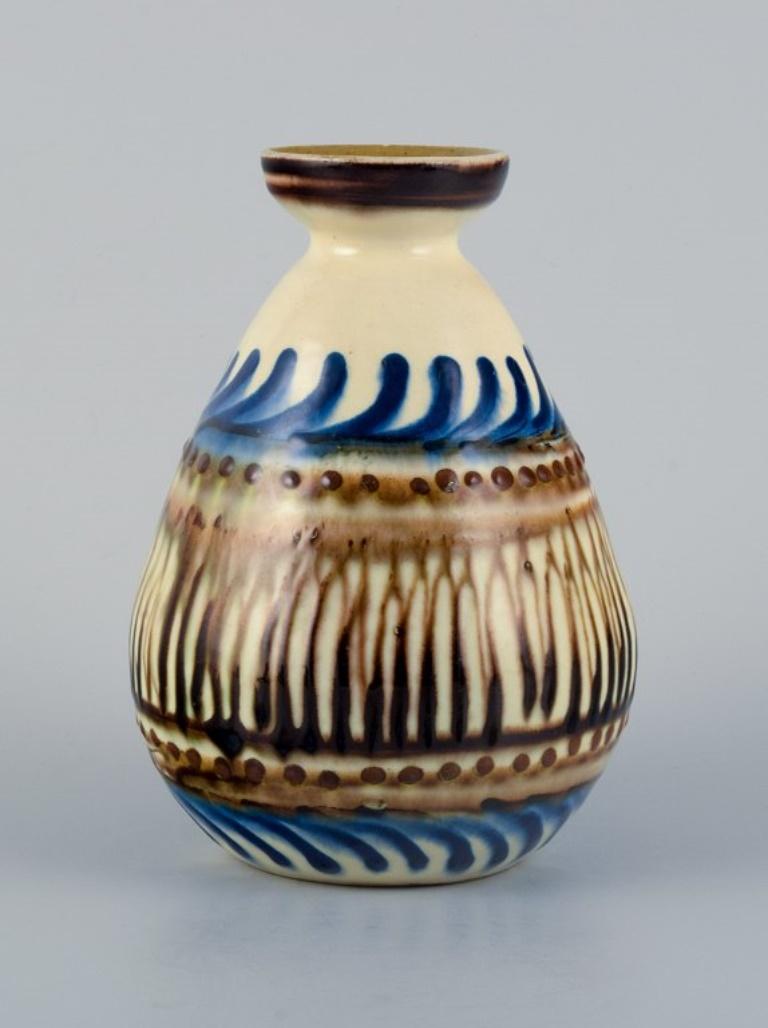 Kähler ceramic vase in cow horn decoration.
1930/40s.
In excellent condition.
Marked.
Dimensions: H 17.0 x D 13.0 cm.