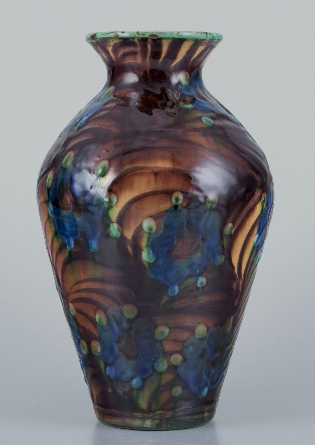 I prodotti usati sono esenti da dazi all'importazione per i clienti statunitensi. 
Pertanto, al tuo acquisto non saranno applicate tariffe di importazione.

Kähler, vaso in ceramica.
Tecnica del corno di mucca. Smalto nei toni del blu e del marrone.