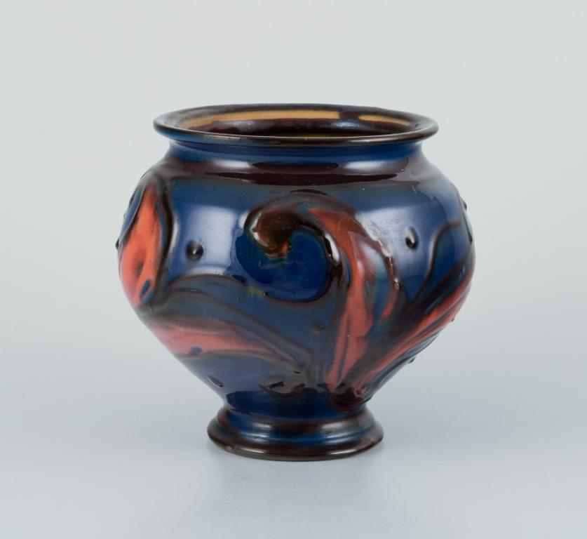 Vernissé Vase en céramique Kähler en technique de la corne de vache. Émaillage dans les tons bleus et orange. en vente