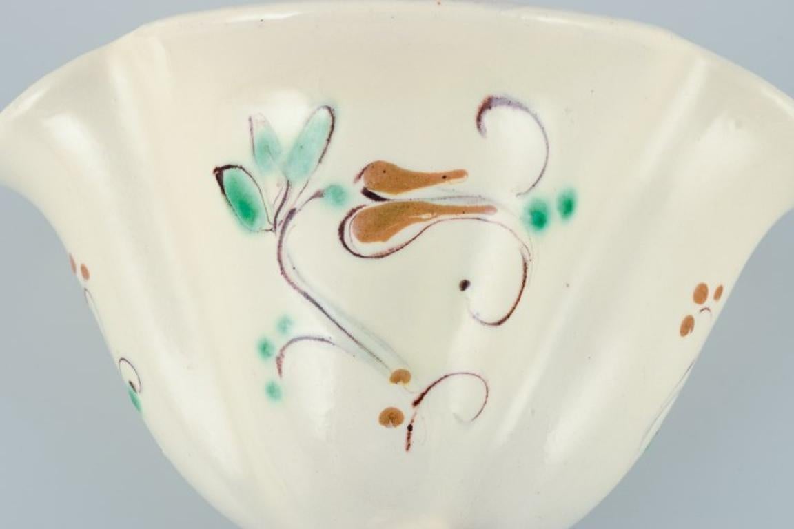 Kähler. Ceramic wall-mounted plant holder. Glaze in light tones. Floral motif.
Approximately 1930.
Stamped.
In perfect condition.
Dimensions: Height 11.7 cm x Length 17.5 cm.