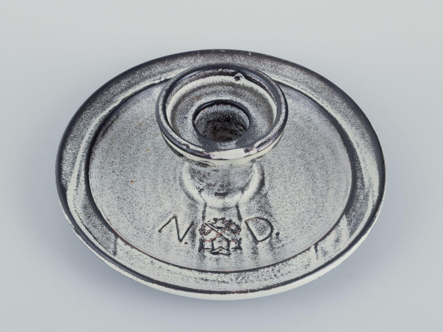 I prodotti usati sono esenti da dazi all'importazione per i clienti statunitensi. 
Pertanto, al tuo acquisto non saranno applicate tariffe di importazione.

Kähler, candeliere da camera in ceramica.
Doppio vetro grigio-nero.
Metà del XX