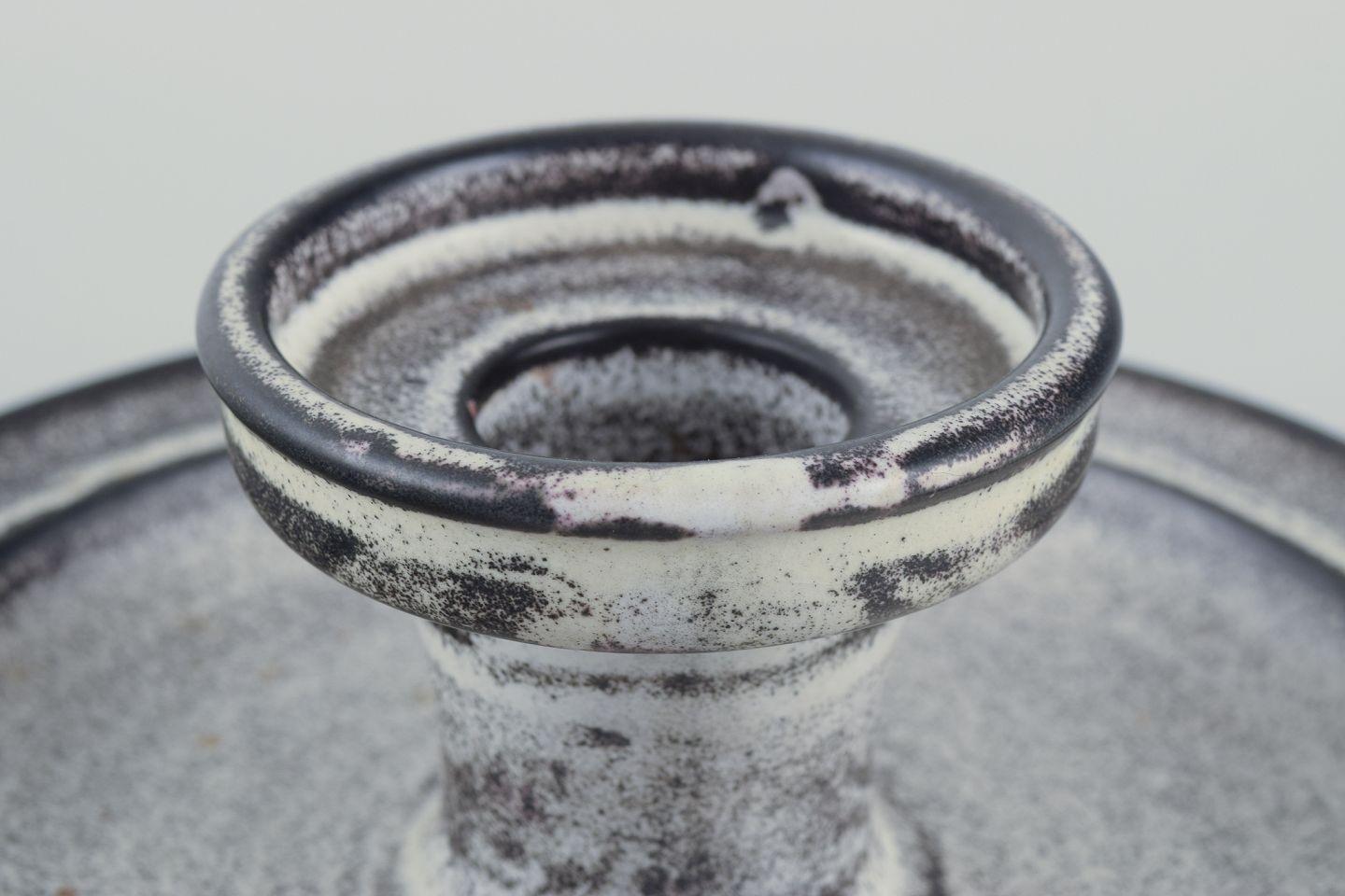 Kähler, candeliere da camera in ceramica. Doppio vetro grigio-nero. Metà del XX secolo. In condizioni ottime in vendita a København, Copenhagen