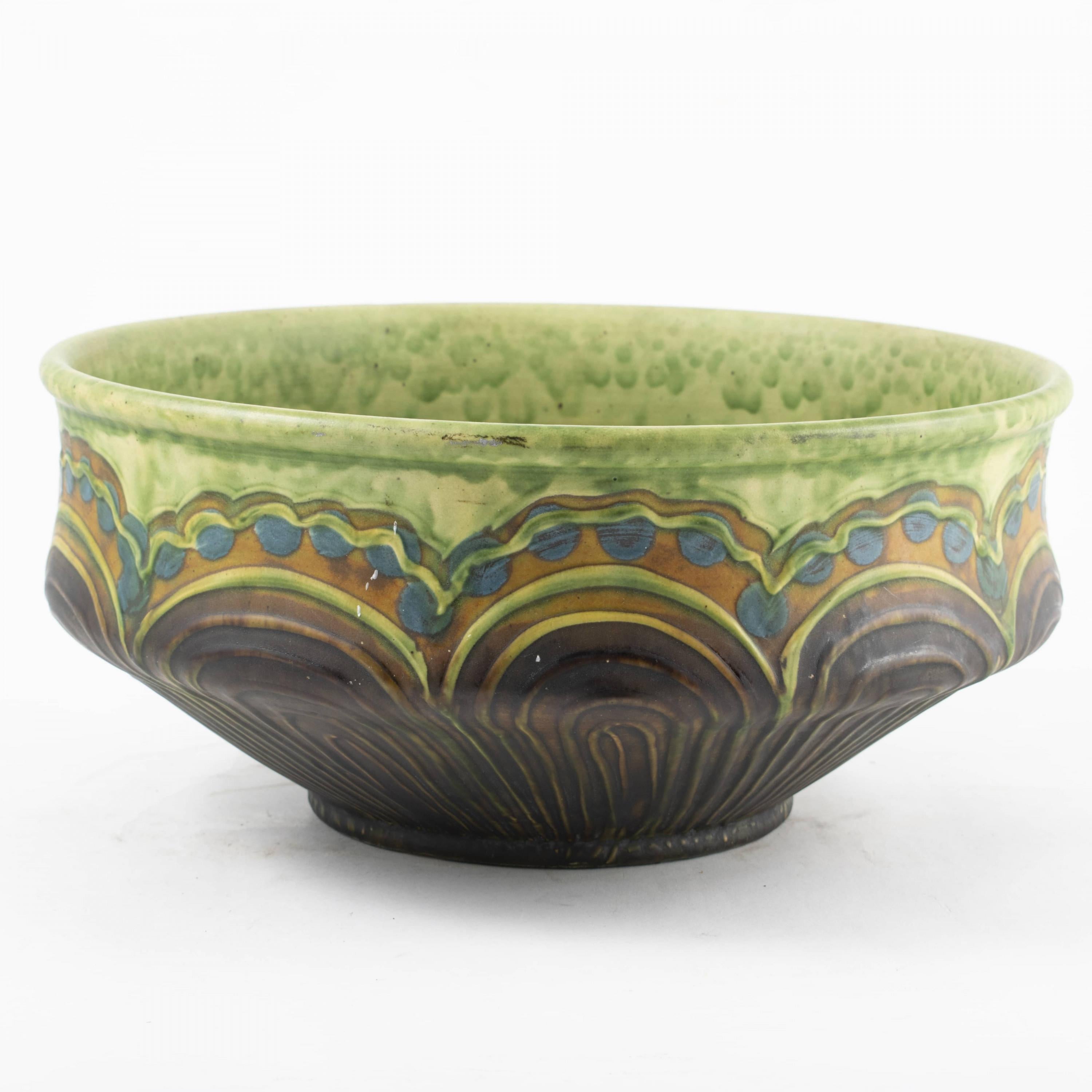 Kähler Art Nouveau ceramic bowl.
Decorated with polychrome glaze in a typical art nouveau pattern.
Signed HAK for Herman A. Kähler. Approx. 1900-1910.