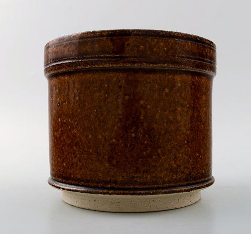 Kähler, Denmark, a pair of glazed stoneware bowls or flowerpots. 
Nils Kähler. 1960s.
Glaze in brown shades.
In perfect condition.
Stamped.
Measures: 14 cm. x 11.5 cm. and 10 cm. x 10 cm.