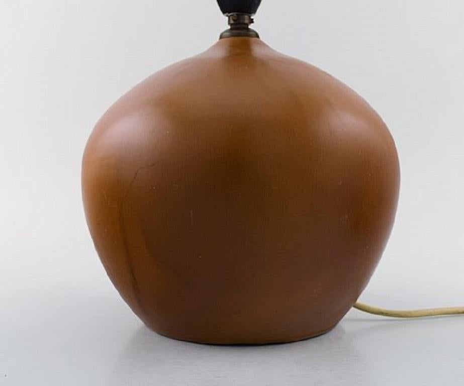 Kähler, Denmark. Art Deco table lamp in glazed stoneware. Beautiful glaze in brown shades, 1940s.
In very good condition.
Measures: 22.5 x 19.5 cm (without socket).
Stamped.