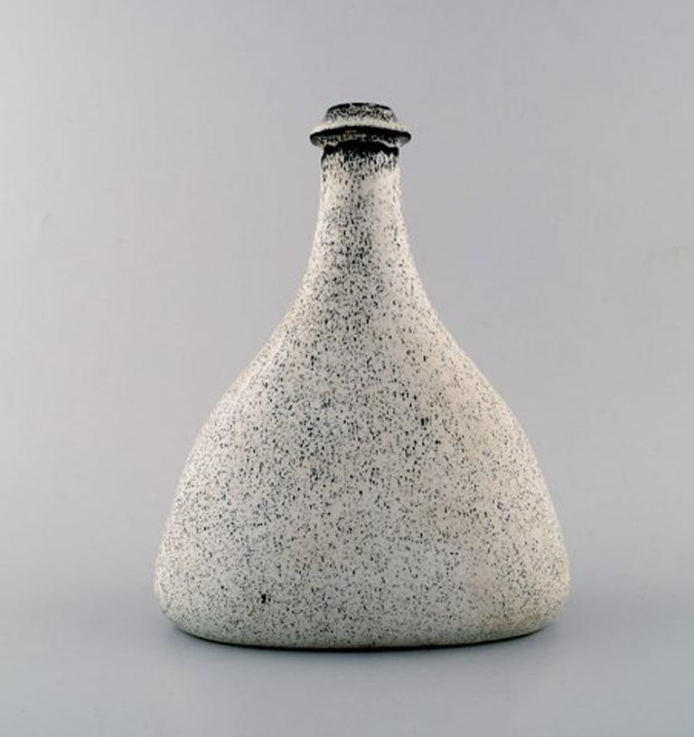 Kähler, Denmark, bottle-shaped glazed vase, 1930s.
Designed by Svend Hammershøi.
Glaze in black and gray.
Measures: 23.5 cm. x 19 cm.
Stamped.
In perfect condition.