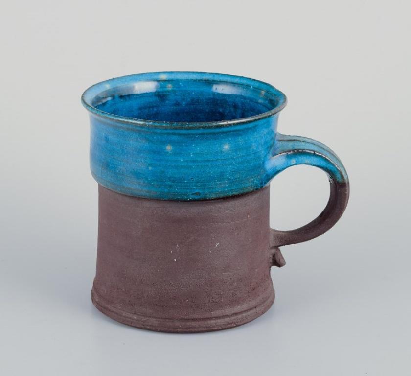 Kähler, Denmark. Bowl and mug in ceramic.
Partly unglazed with blue and orange glaze.
1960s/1970s.
Marked.
Perfect condition.
Bowl: Diameter 12.0 cm x Height 4.0 cm.
Mug: Height 9.5 cm x Diameter 9.0 cm without handle.