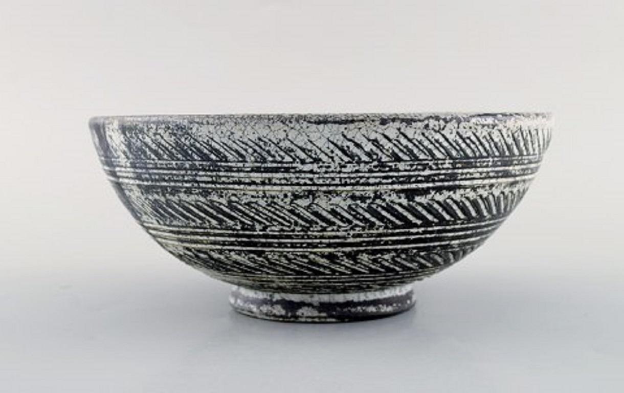 Kähler, Denmark. Bowl in glazed stoneware. Beautiful gray-black double glaze, 1930s-1940s.
Stamped.
In very good condition.
Measures: 18 x 7.5 cm.