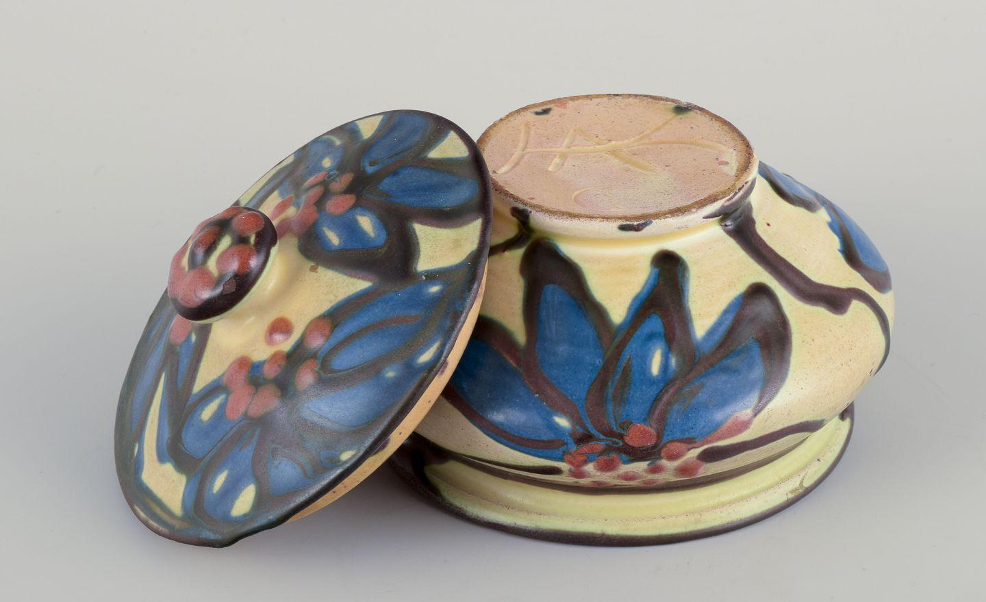 Kähler, Denmark. Ceramic bonbonniere decorated with flowers. Ca. 1930 In Good Condition For Sale In Copenhagen, DK
