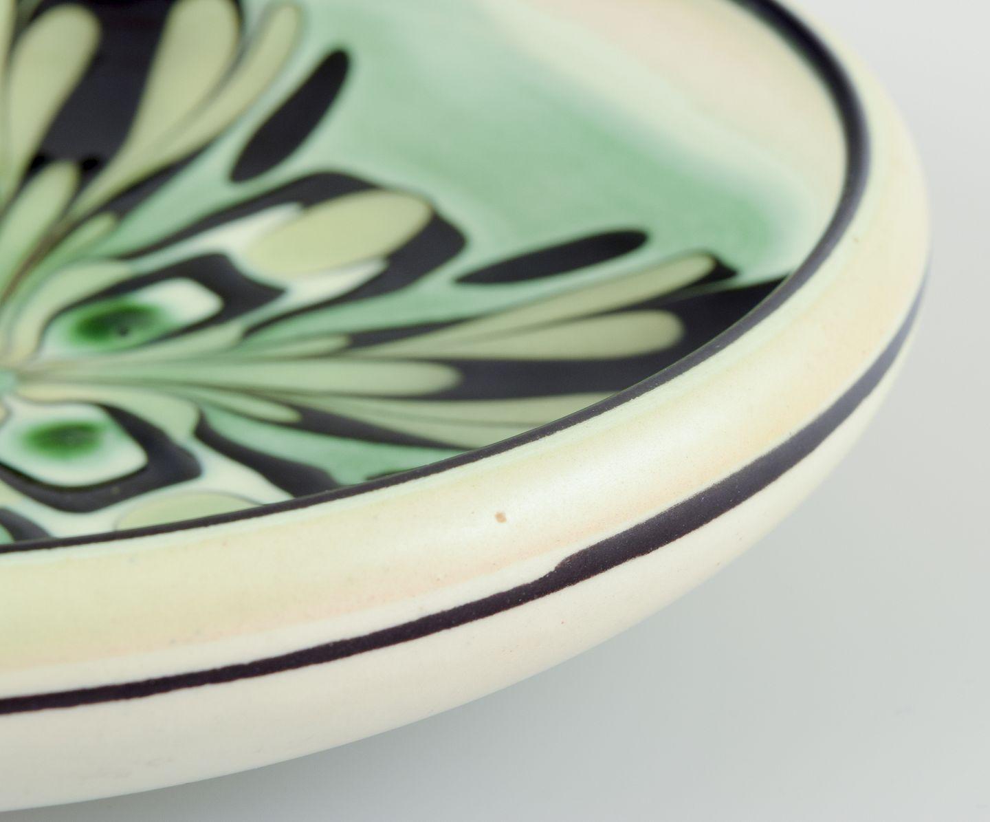 Kähler, Denmark. Ceramic bowl with floral motif. Glaze in green and black tones. In Excellent Condition For Sale In København, Copenhagen